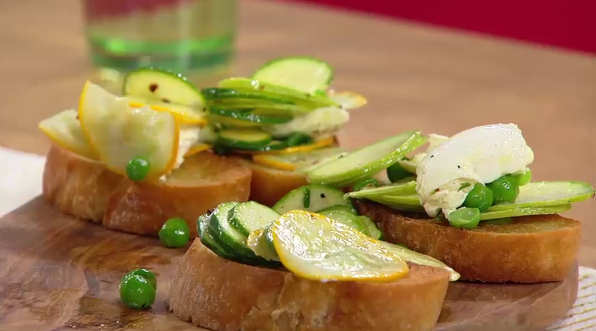 Zucchini-Salat mit Erbsen, Minze und Burrata