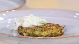 Zucchinipuffer mit Tsatsiki