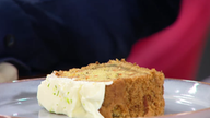 Zuckerreduzierter Rüblikuchen mit Frischkäse-Frosting