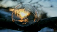 Wintersonne hinter Seifenblase