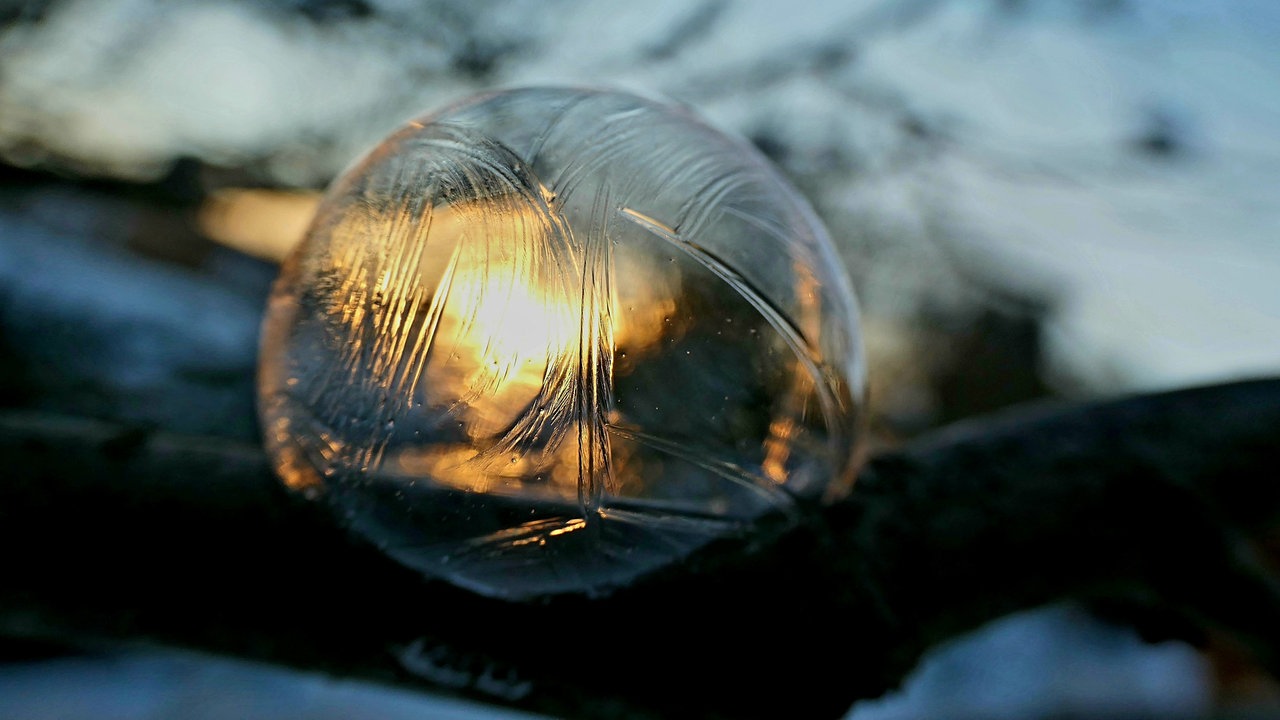 Wintersonne hinter Seifenblase