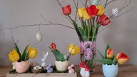 Osterdeko mit Tulpen, und Hasen 