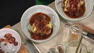 Zwiebelrostbratwürstchen mit Kartoffelstampf und Malzbiersoße