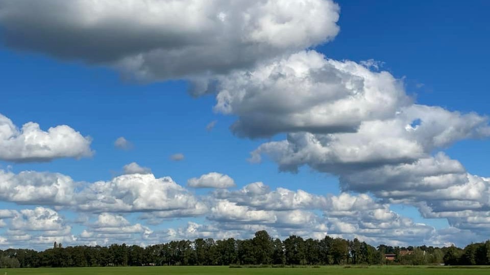 Wolkenformation über einem Feld.