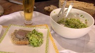 Lippischer Kastenpickert serviert mit Leberwurst