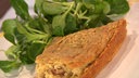 Potthucke serviert mit Feldsalat