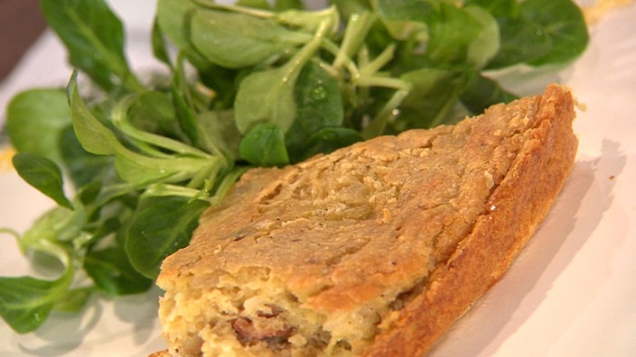 Potthucke serviert mit Feldsalat