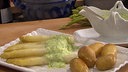 Teller mit Spargel, Pellkartoffeln und Sauce