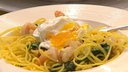 Pasta mit Garnelen und Chili auf einem Teller angerichtet