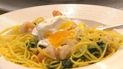 Pasta mit Garnelen und Chili auf einem Teller angerichtet