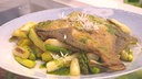 Gebratener Spargel mit gebratenem Fisch auf einem Teller angerichtet