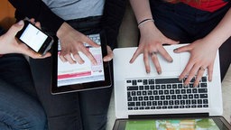  Jugendliche surfen auf Internetseiten von Sozialen Netzwerken