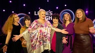 Daphne de Luxe (3.v.l.) mit ihren Gästen: v.l.n.r. Suchtpotenzial (Ariane Müller und Julia Gamez Martin), Ingrid Kühne, Kristina Bogansky und Nele Mathew.