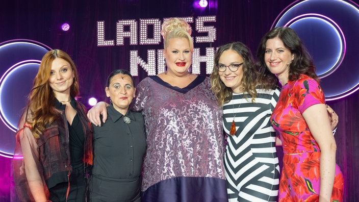 Gastgeberin Daphne de Luxe mit ihren Gästen: v.l.n.r. Lara Ermer, Carmela de Feo, Helene Bockhorst und Claudia Pichler.