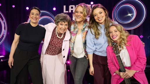 Lisa Feller (M.) mit ihren Gästen: v.l.n.r. Eva Eiselt, Lioba Albus, Victoria Abelmann-Brockmann und Miss Allie.