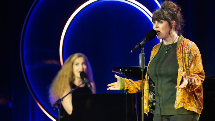 Zu Gast bei Daphne de Luxe: Suchtpotenzial (Ariane Müller und Julia Gamez Martin, r.)