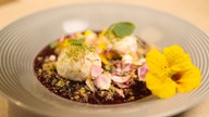 Fichtenspitzen-Topfenknödel an wildem Beeren-Ragout mit Wacholder-Apfelgelee und Yakherz-Parmesan