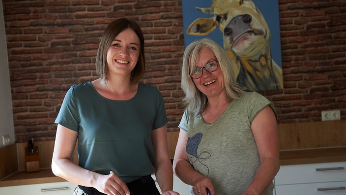 Mutter Silvia und Tochter Anna kochen gemeinsam
