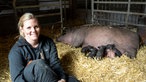 Annika Ahlers-Vincke mit Ferkeln im Stall.