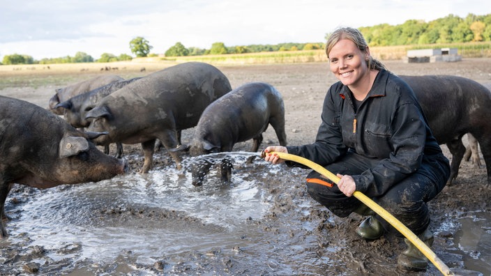 Annika Ahlers-Vincke duscht die Schweine ab