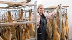 Annika Ahlers-Vincke in der Reifekammer mit vielen Schinken.
