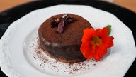 Gefrorenes Schoko-Küchlein mit karamellisiertem Ibérico-Schinken