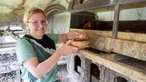 Conny Nebling-Stamm sammelt Eier ein. 