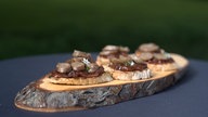 Lammbratwürste auf Zwetschgen-Chutney und Schafskäsedip auf Dinkelbaguette