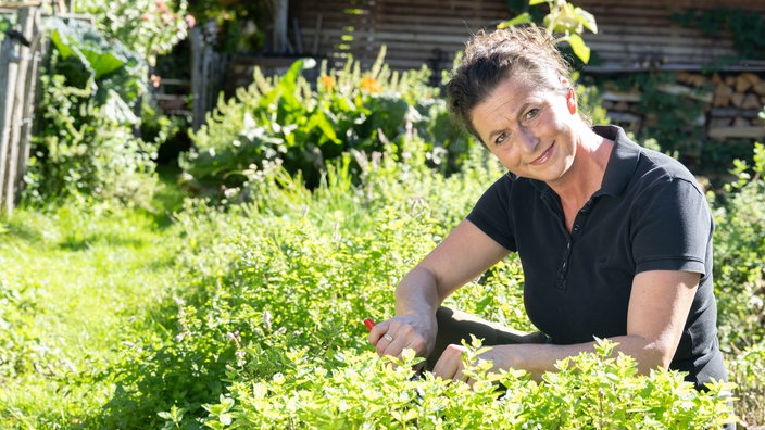  Gisela Elfinger im Kräutergarten.