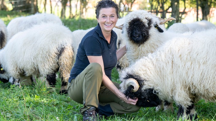  Gisela Elfinger kuschelt mit ihren Schwarznasenschafen.