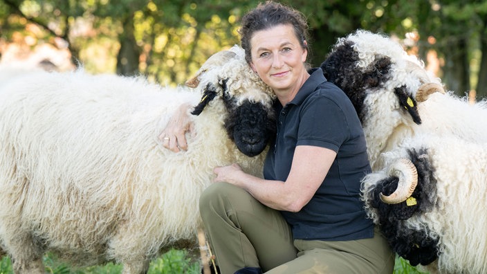 Gisela Elfinger mit Schwarznasenschafen