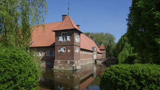  Haus Borg, ein im Privatbesitz befindliches Wasserschloss, Außenansicht mit Wassergraben