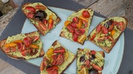 Auberginen-Röllchen und geröstetes Brot mit Avocadocreme