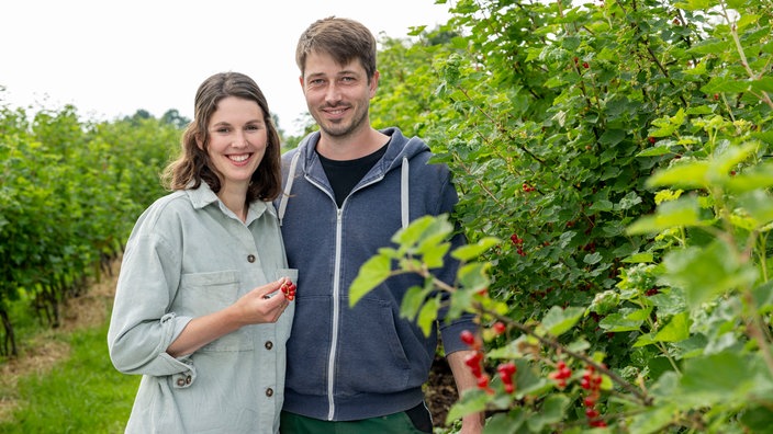 Inga Flachmeier mit ihrem Mann Thomas in den Beerenplantagen. 