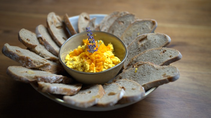 Kürbisbutter mit Apfel-Roggen-Dinkel-Brot