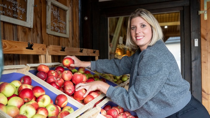  Jessica Joos sortiert Äpfel im Laden. 