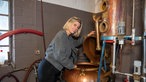  Jessica Joos in der Brennerei. 