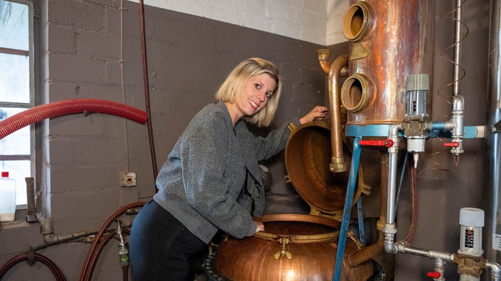  Jessica Joos in der Brennerei. 