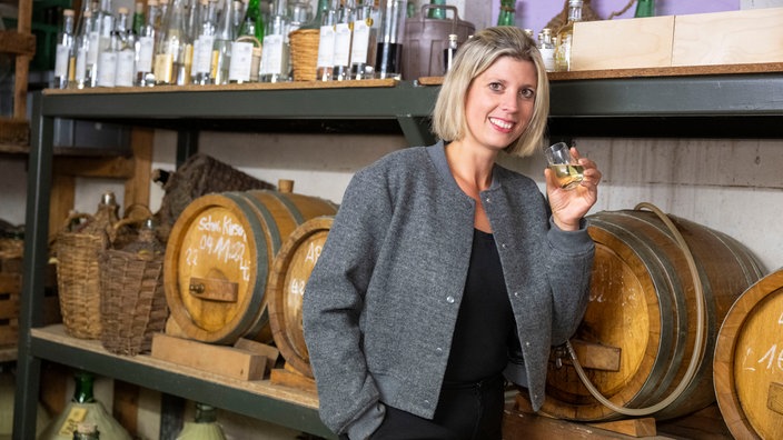  Jessica Joos verkostet einen Obstbrand. 
