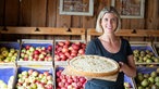  Jessica Joos mit einem gebackenen Kuchen in der Hand. 