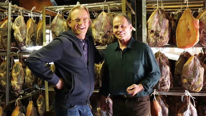 Frank Buchholz und Ulrich Erpenbeck in der Schinken-Räucherkammer .