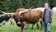 Katharina Deitmers auf der Weide mit Longhorn Rindern