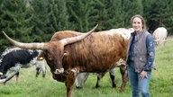 Katharina Deitmers auf der Weide mit Longhorn Rindern