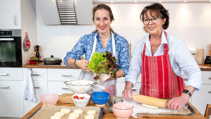 Katharina mit ihrer Mutter in der Küche. 