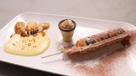 Gefüllte Waffel mit karamellisierte Apfelspalten 