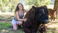  Laura Alena Schmid mit einem Galloway Rind auf der Weide.