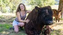  Laura Alena Schmid mit einem Galloway Rind auf der Weide.