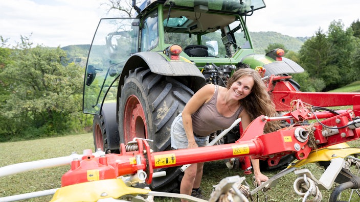  Laura Alena Schmid mit einem Traktor auf dem Feld. 