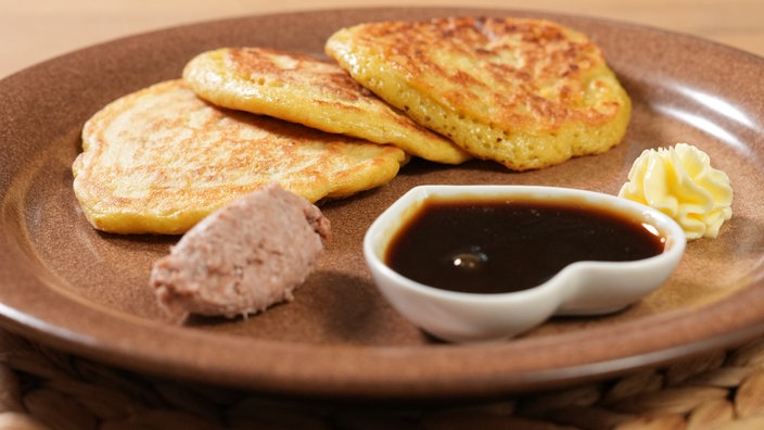 Lippischer Pickert mit Zuckerrübensirup, Leberwurst und Butter