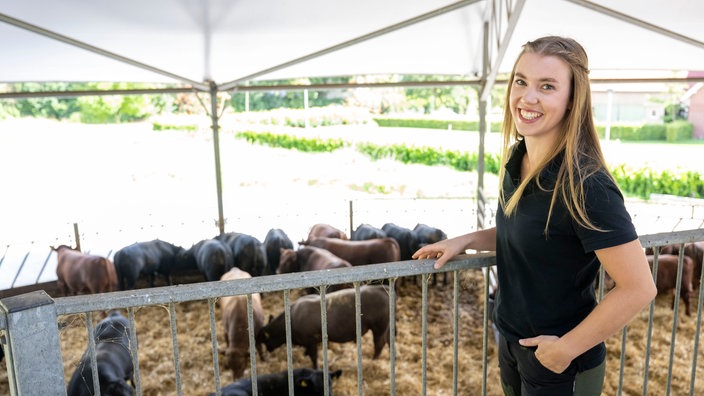 Leonie Froböse auf der Besucherplattform im Kuhstall-  